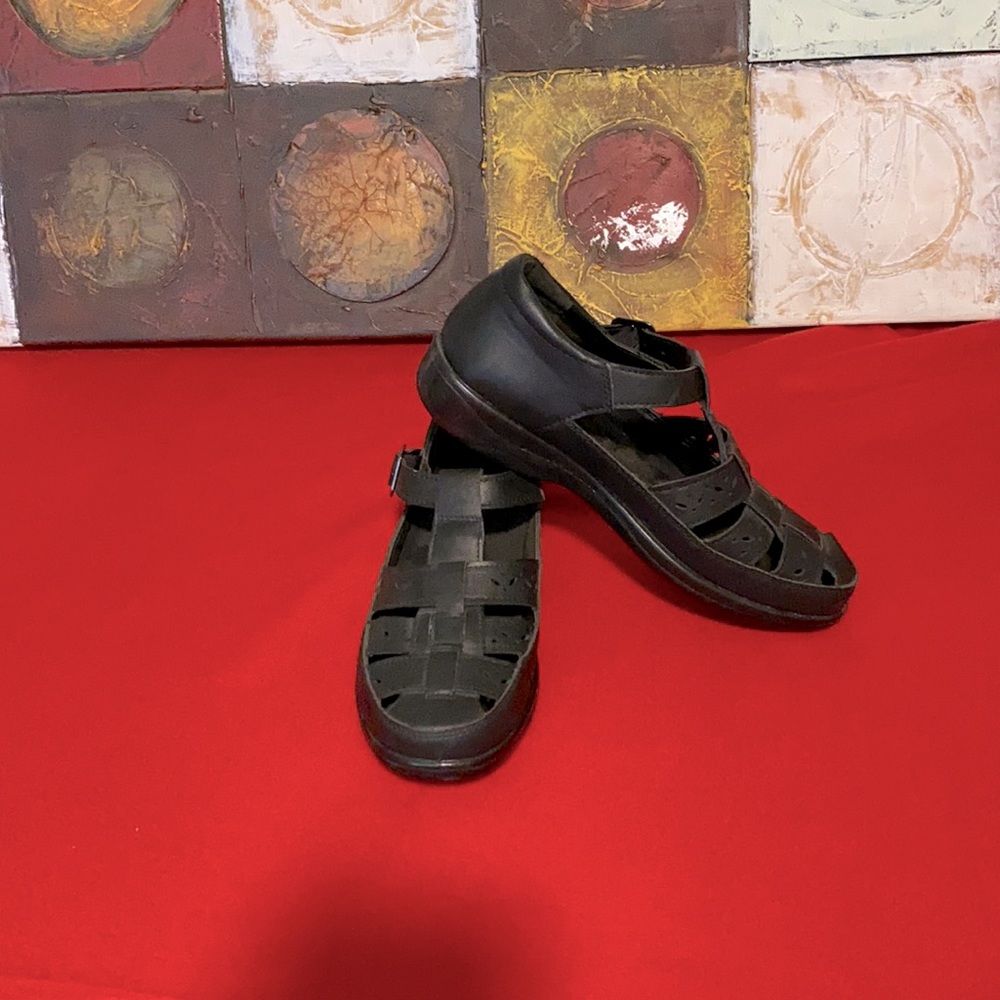 End of year Clearance Sale!  
Easy street comfort wave sandal shoe